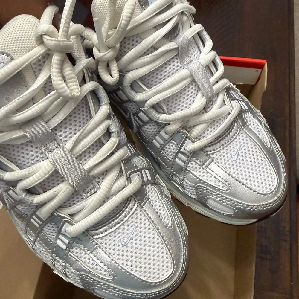 Nike Women’s Silver/White Mesh Running Sneakers - Picture 7 of 8